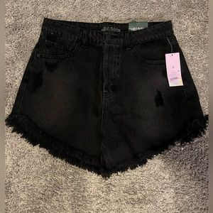 Cute black denim shorts!